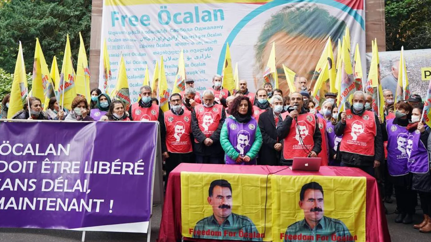 AK önünde oturma eylemi başladı