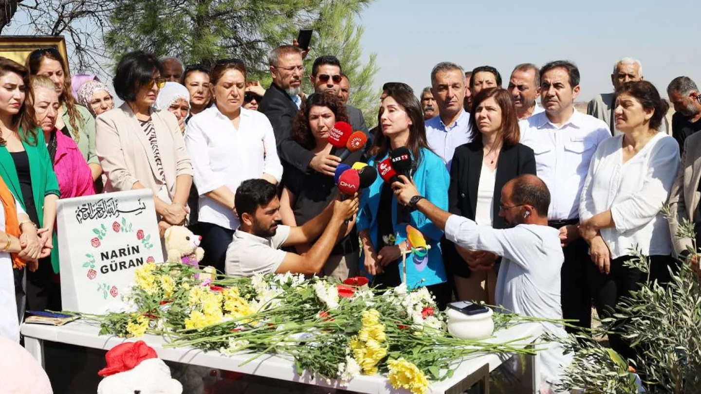 Tülay Hatimoğulları / Narin Güran'ın mezarı ziyaret