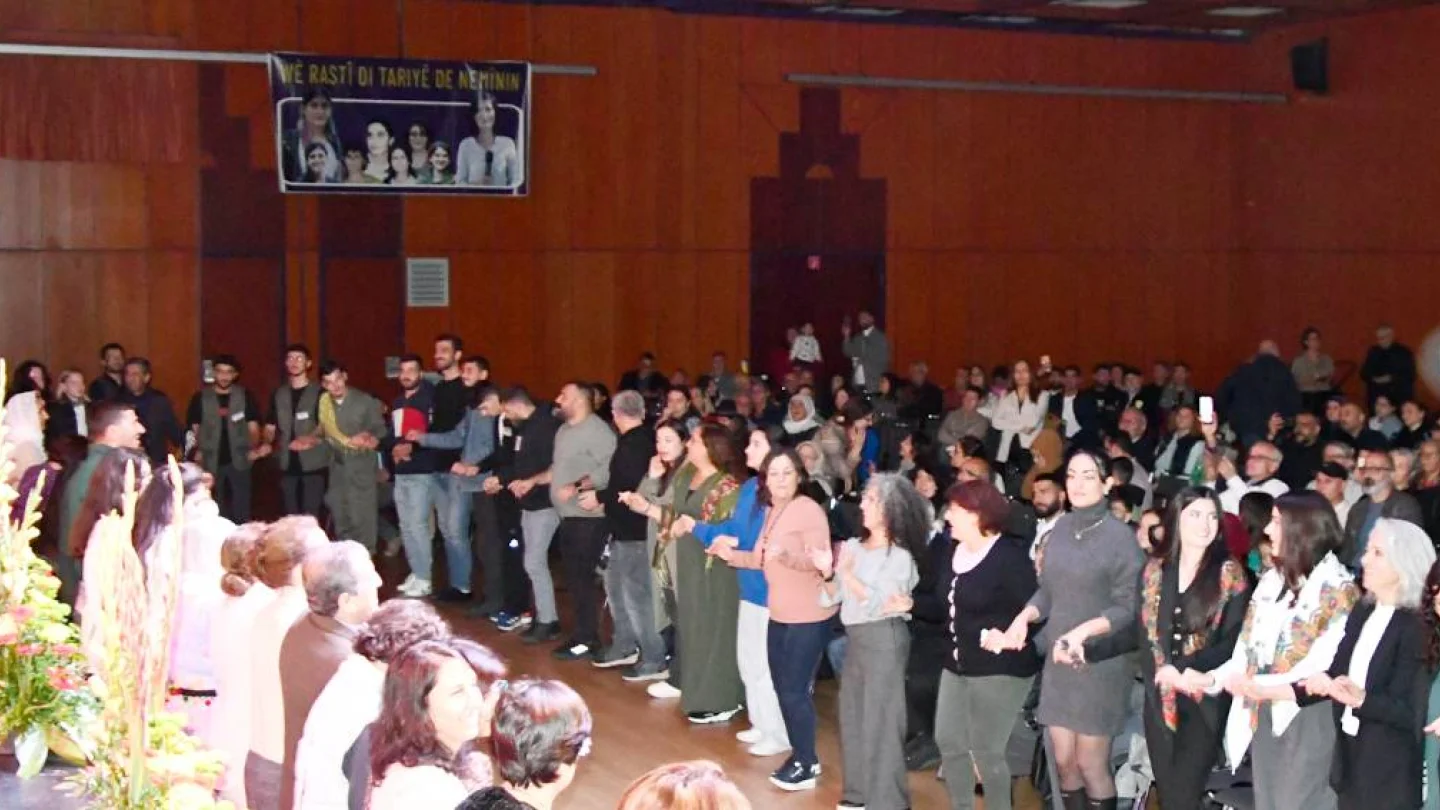 Yeni Özgür Politika gece