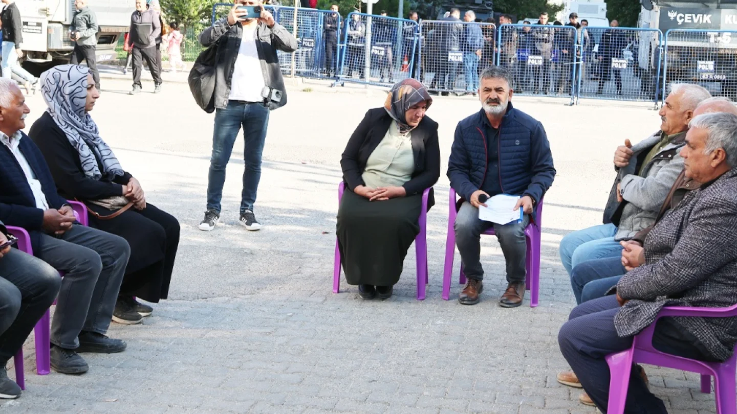 Xelfetî Belediyesi önünde toplantı