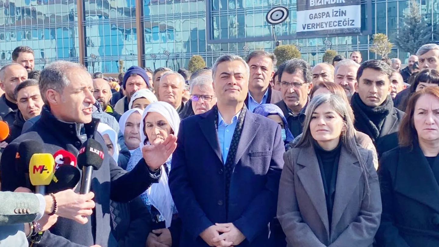 Kayyum protestosu / Wan