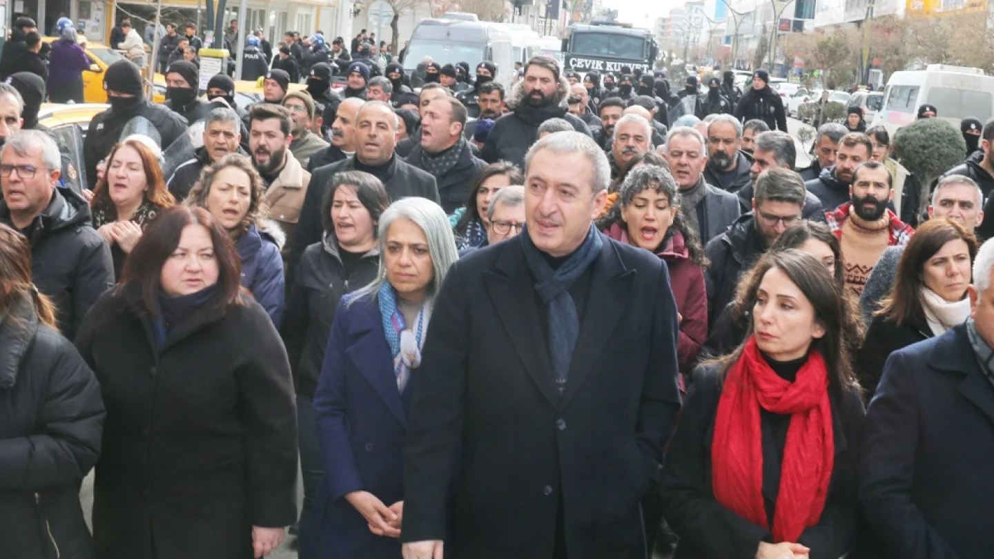 Kayyum protestosu / Wan
