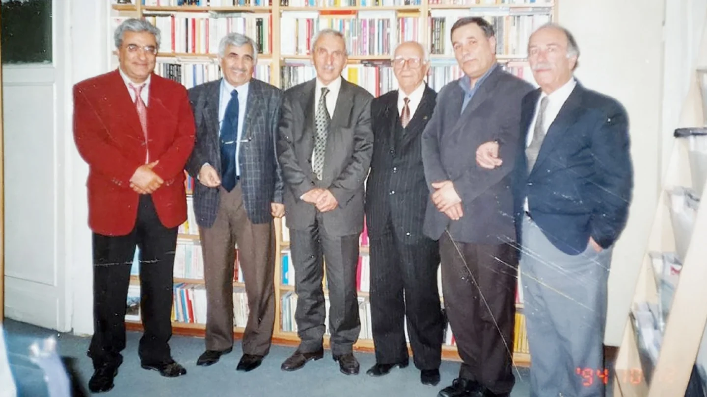 2000 yılında ülkeye döndüğümde 4. sıradaki Z. Gökalp uzmanı Şevket Beysanoğlu dahil kimi Kürt aydınlarıyla birlikte.