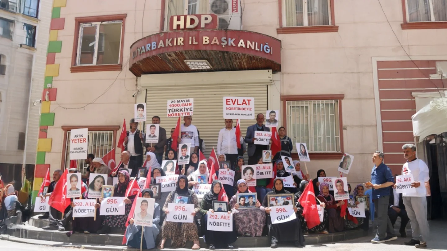 HDP önünde oturan aileler