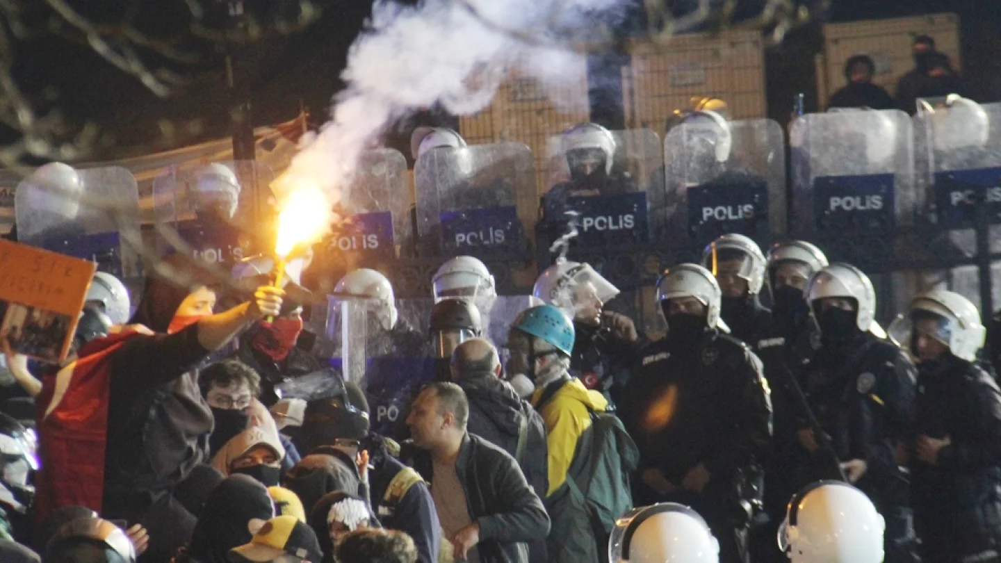 Polis saldırı, biber gazı
