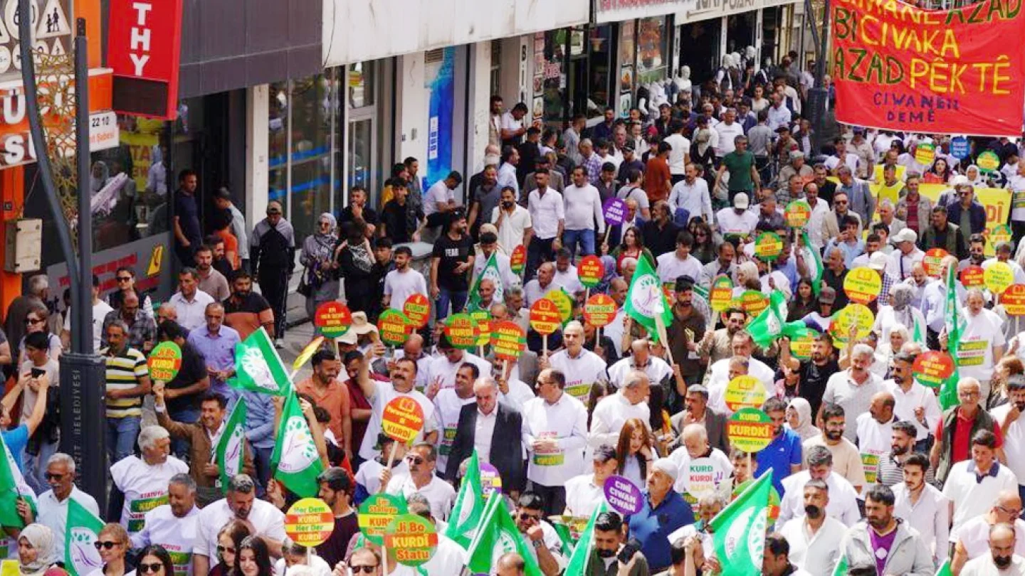 “Kürtçeye statü, Kürtçe eğitim" yürüyüşü
