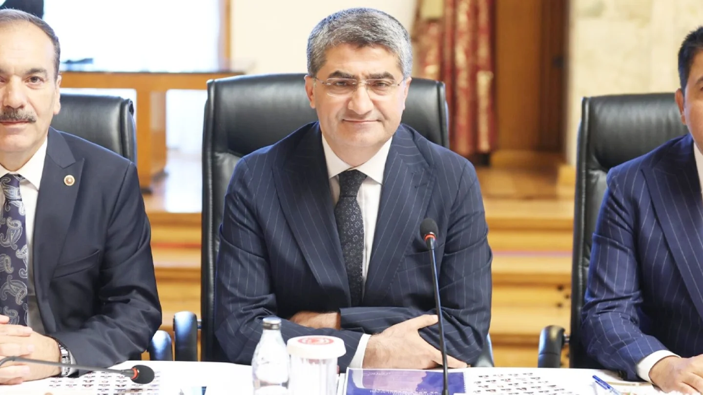 Mehmet Emin Ekmen (ortadaki)