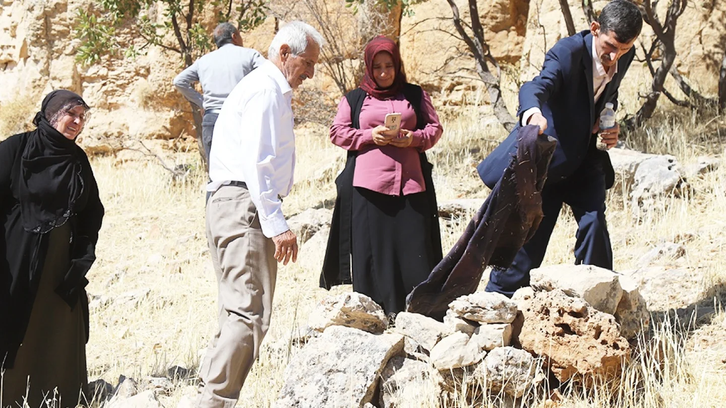 Şehit gerillaların mezarlarında ağıt