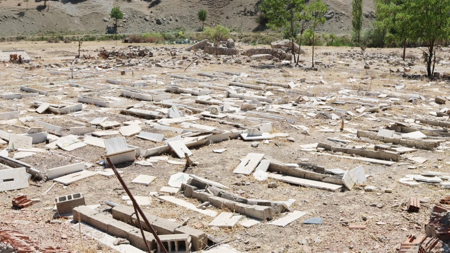 Mezarlıklara saldırı