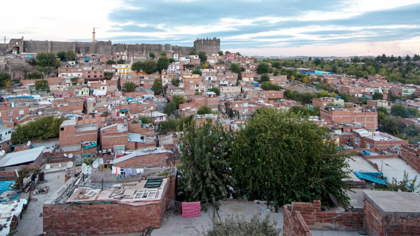 Amed, Sur