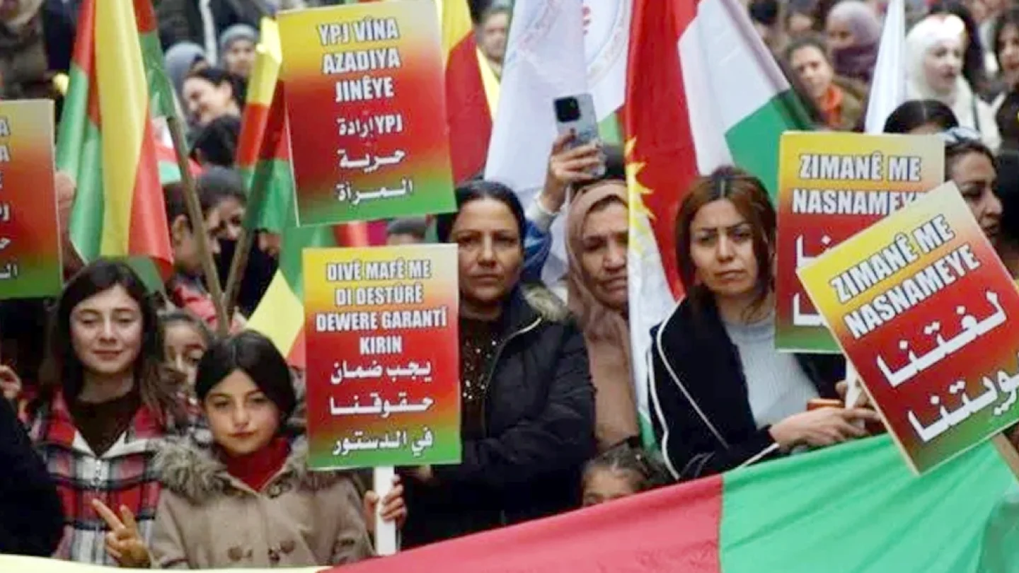 Rojava'da anayasal haklar için yürüyüş