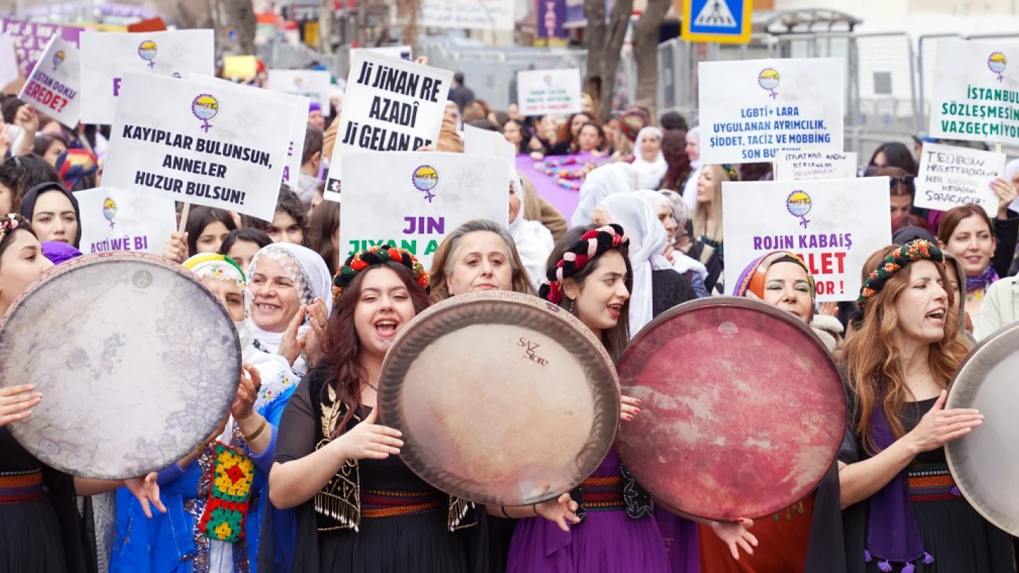8 Mart, Amed