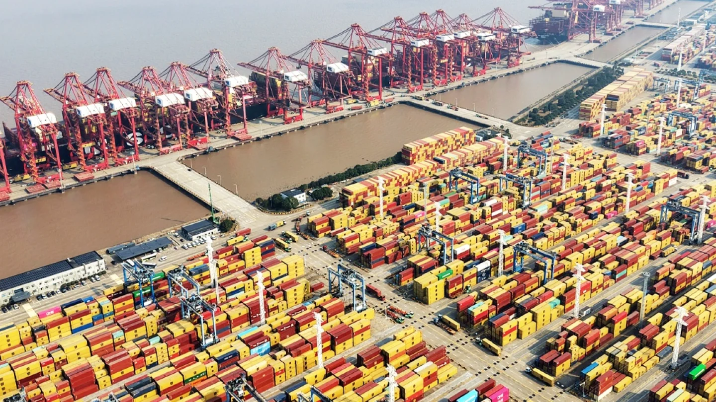 21. Yüzyıl Deniz İpek Yolu'nun önemli bir merkezi olan Ningbo-Zhoushan Limanı, küresel erişimini genişletmeye devam ediyor. Limanı'nın kargo hacmi 2025 yılında 1,4 milyar tonu aşarak, 17. yıl üst üste dünya birincisi oldu./foto:AFP