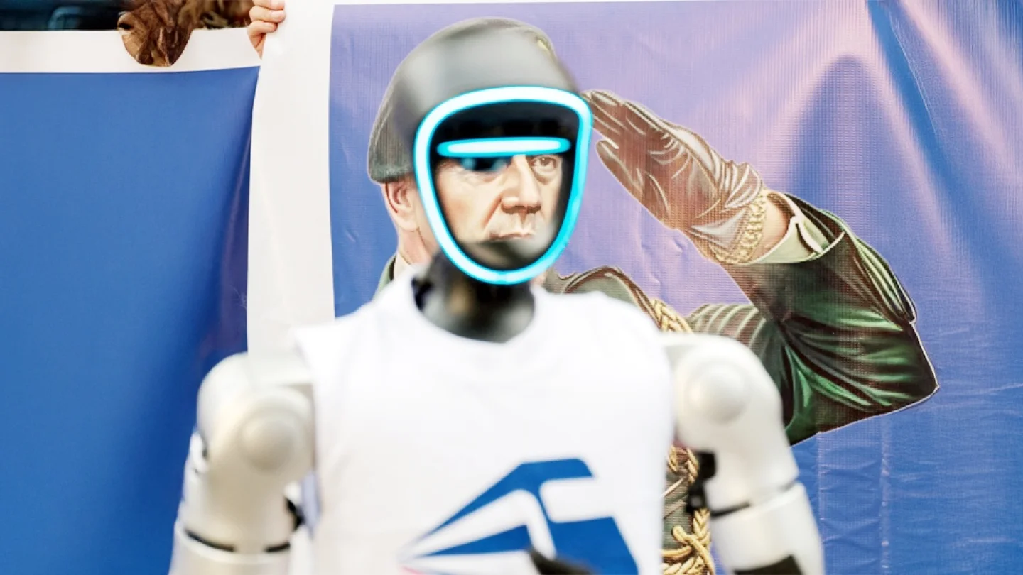 12 Nisan genel seçimleri öncesinde, Avanza Pais partisinden Peru cumhurbaşkanı adayı Jose Williams'ın destekçileri tarafından kontrol edilen bir insansı robot sergilendi/foto:AFP