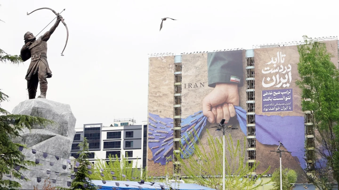 Tahran Vanak Meydanı’ndaki dev billboardlar; Trump’ın stratejilerinin başarısızlığa uğradığını ve stratejik bir geçit olan Hürmüz Boğazı’ndaki kontrolün kalıcı olarak İran’da kalacağını simgeliyor./foto:AFP