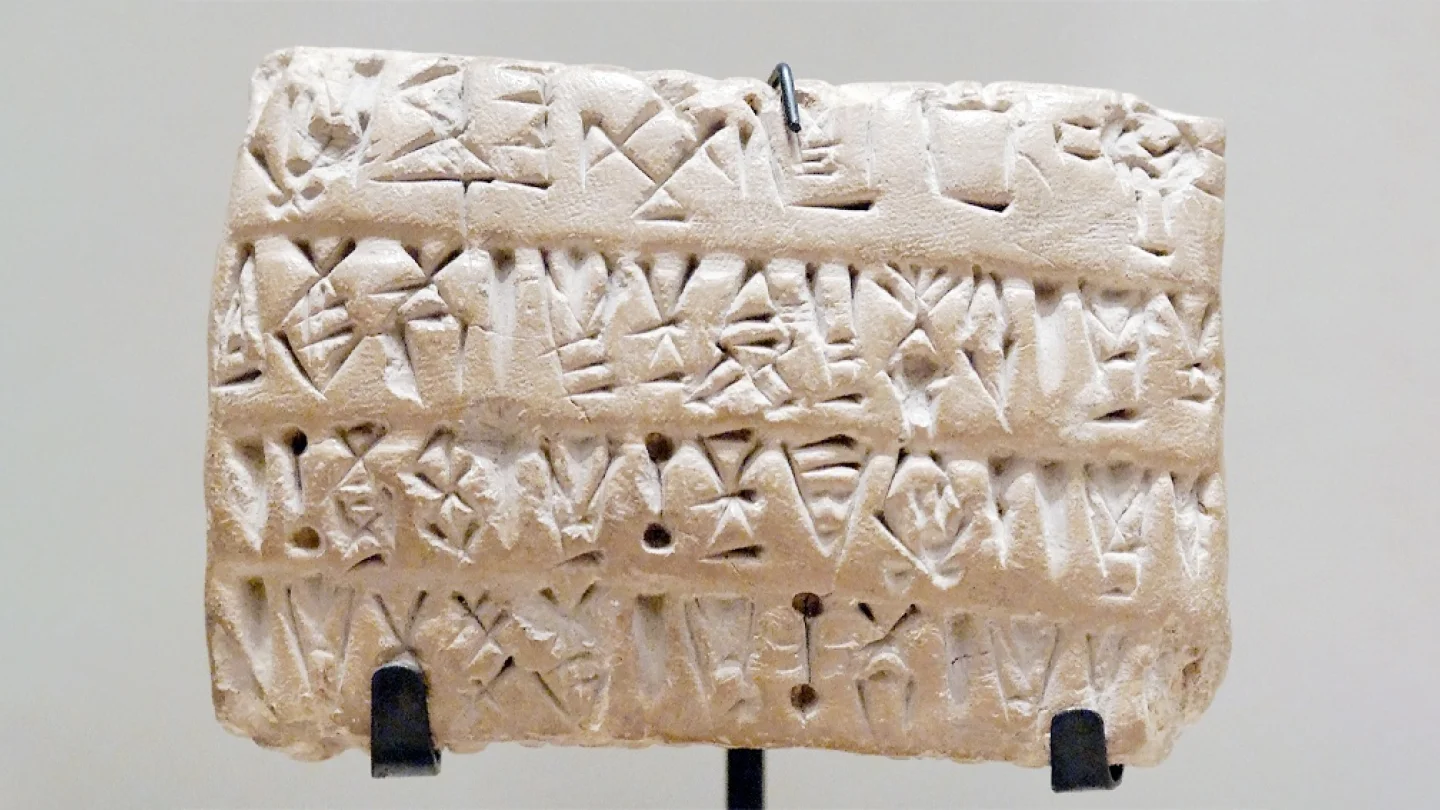 Sayısal işaretler içeren tablet - Kil üzerine Proto-Elam yazısı, Susa, Uruk dönemi ( MÖ 3200-2700 ) . Paris'teki Louvre Müzesi , Doğu Eski Eserleri Bölümü/foto:Wikipedia