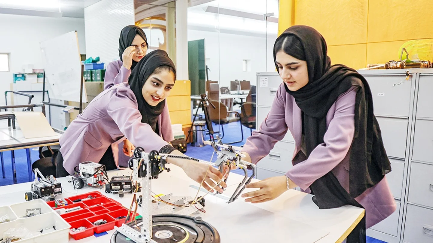 Afgan kız robotik takımı üyeleri Raihana Sattari, Marwa Shinwari ve Heela Barakzai, Doha'da montaj yaparken/foto:AFP