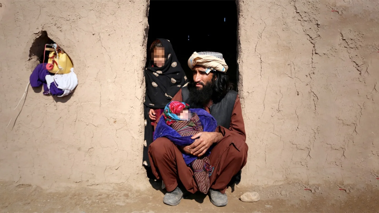 Afganistan'ın Herat kentinde 25 yaşındaki Gulamhazret, ekonomik çaresizlikten kızını sattığını belirtiyor. Ülkede Taliban sonrası açlık krizi nedeniyle çocuk ve organ satışları tırmanışta. (24 Ocak 2022) /foto: AFP