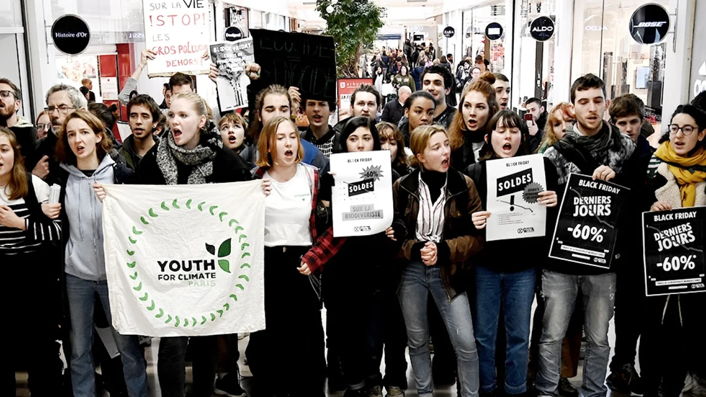 "Youth for Climate" (İklim İçin Gençlik) aktivistleri, Paris'teki Quatre Temps alışveriş merkezinde Kara Cuma'yı protesto ediyor/foto:AFP