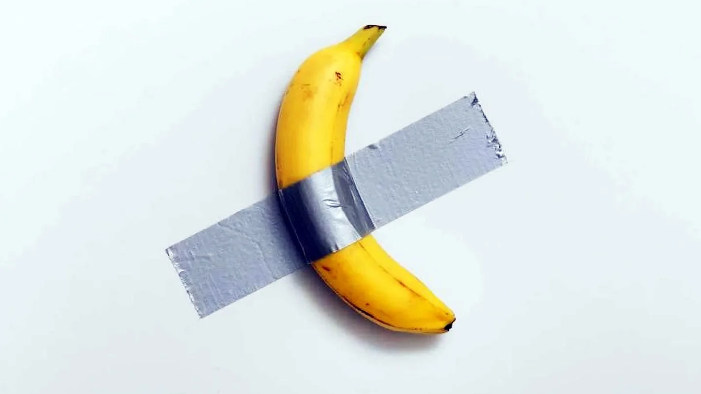 Maurizio Cattelan/duvara bantlanmış muz