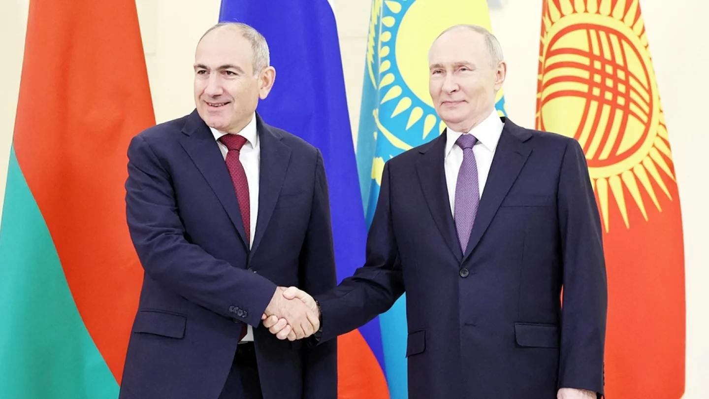 Nikol Paşinyan ve Putin/foto:AFP