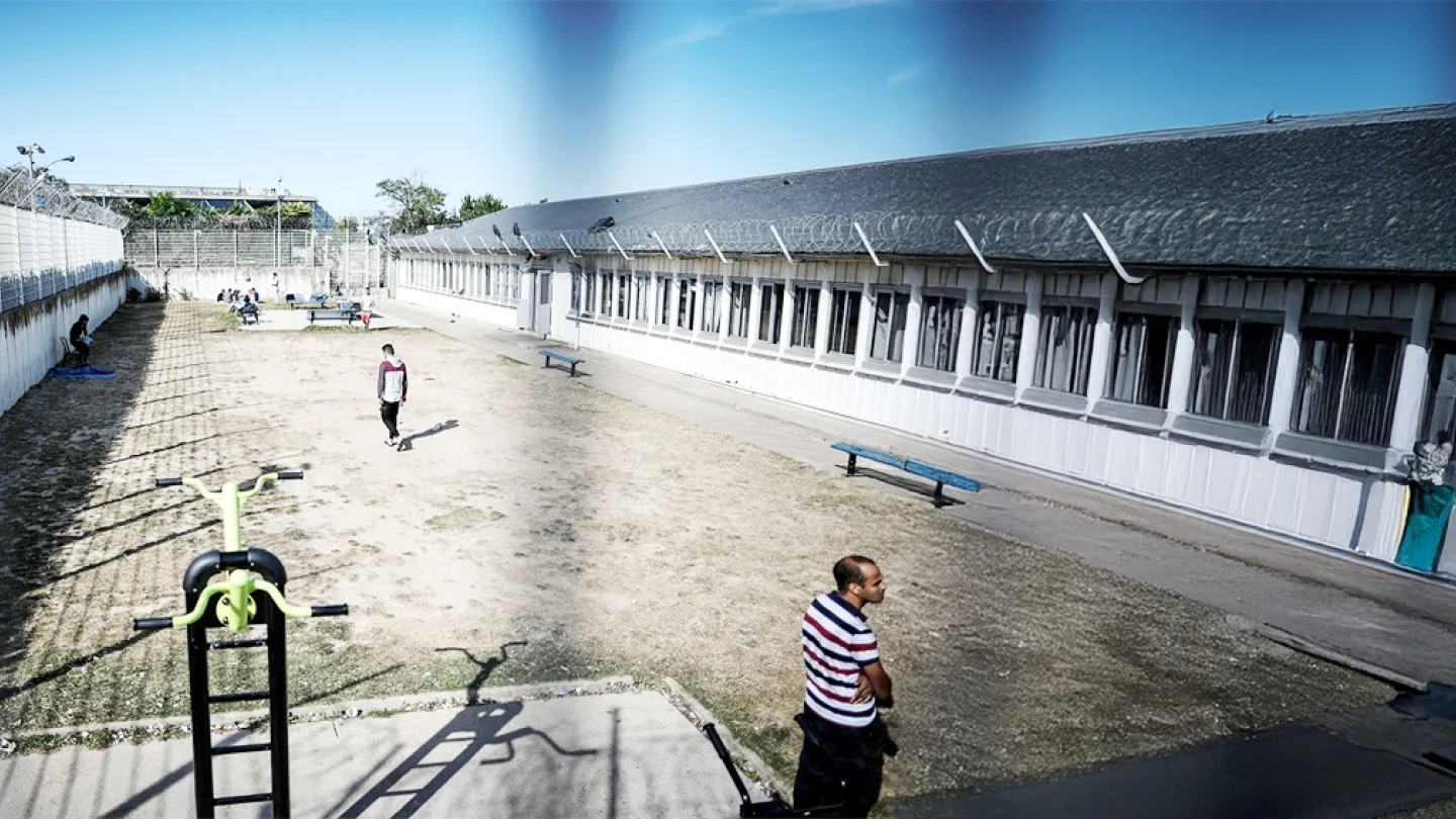 Paris'teki Vincennes Göçmen Gözaltı Merkezi (CRA) avlusunda yürüyen insanlar, 2019/foto:AFP