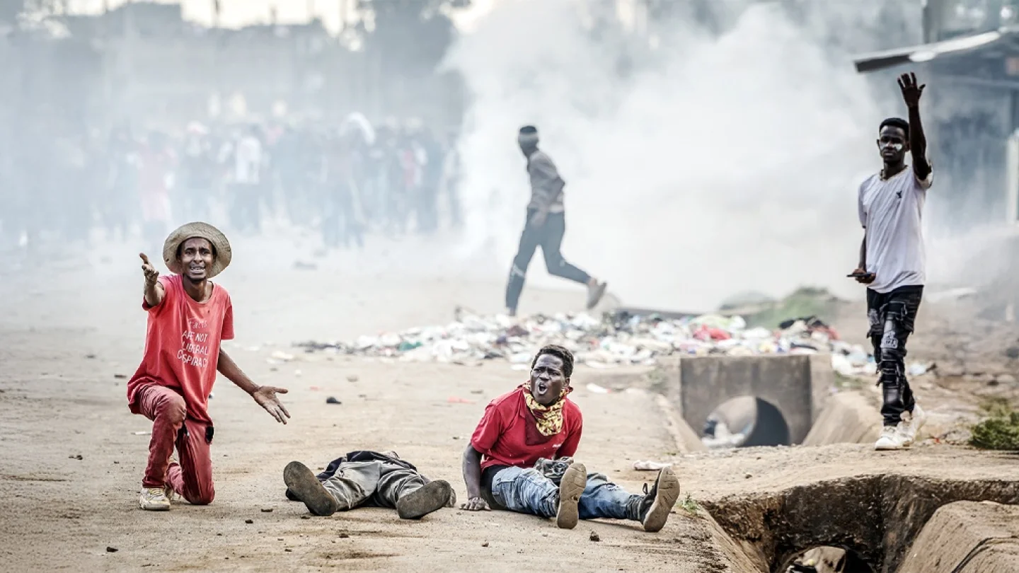 Kenya'da ABD'nin Ebola karantina merkezine karşı protesto: Göstericiler, Nanyuki'deki Laikipia Hava Üssü yakınlarında polisle çıkan çatışmada ağır yaralanan bir protestocu için yardım çağrısında bulunuyor (9 Haziran 2026)/foto:AFP