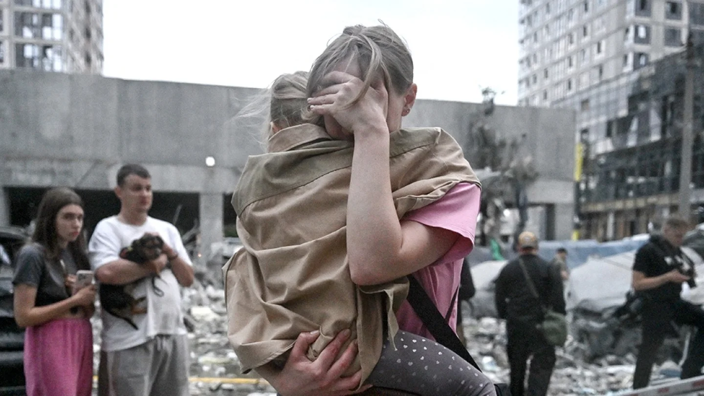 Kiev/foto:AFP6 Temmuz 2026'da Kiev'e düzenlenen Rus füze saldırısında en az 8 sivilin öldüğü, onlarca kişinin yaralandığı yerde bir anne ve kızı./foto:AFP