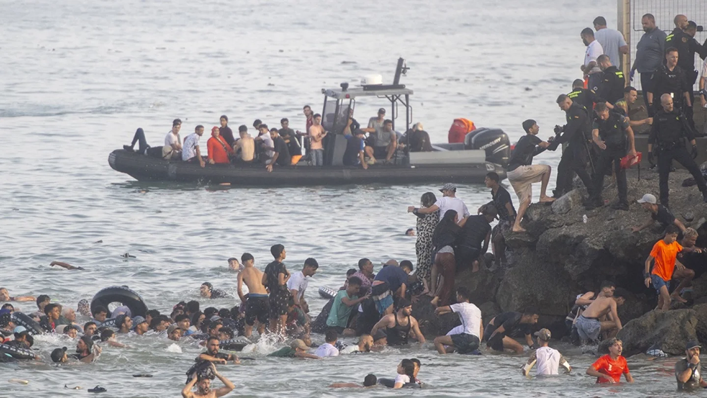 Ceuta'ya geçmeye çalışan göçmenler / foto:AFP