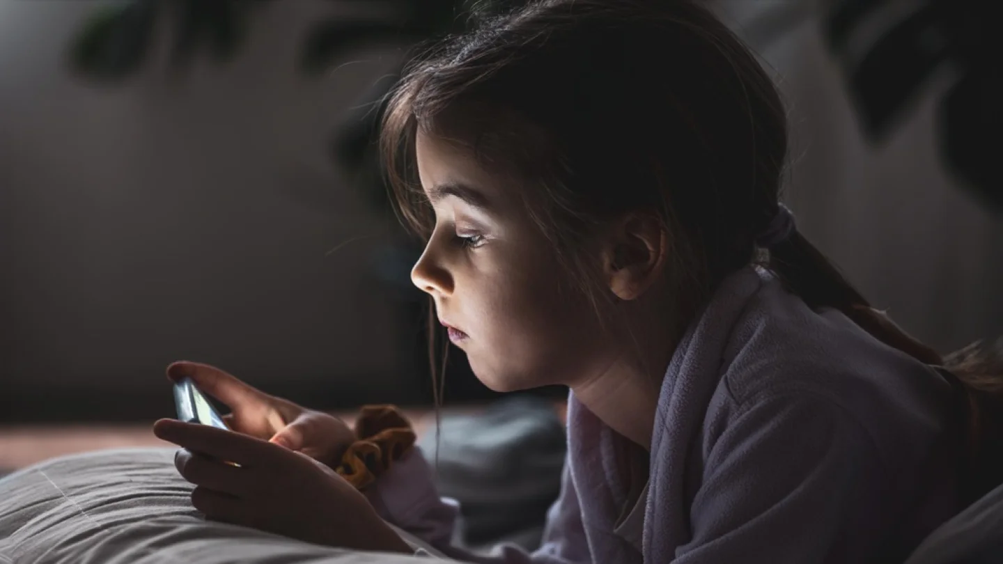 Çocuk/telefon/foto: Freepik