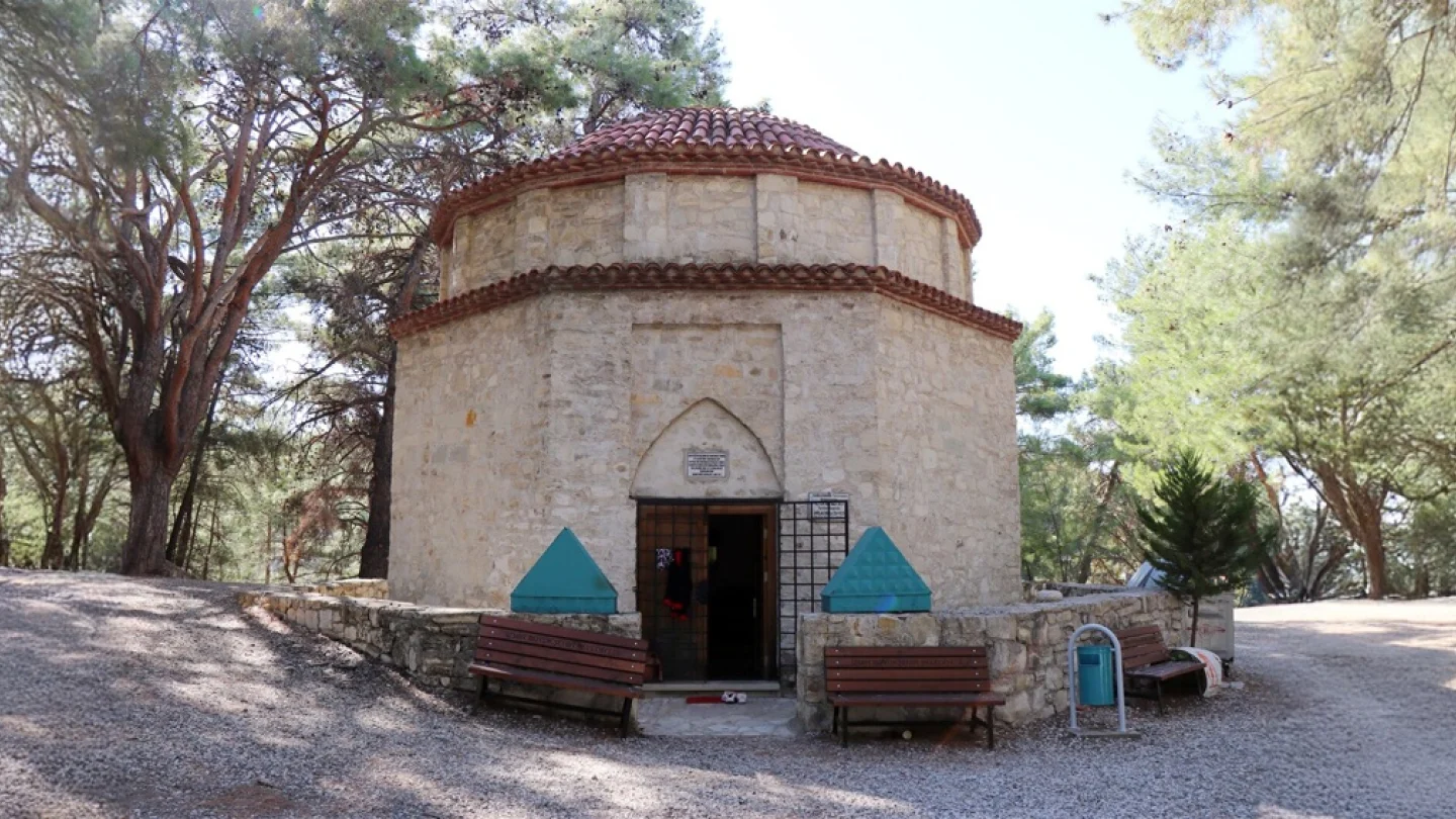 Samut Baba Türbesi