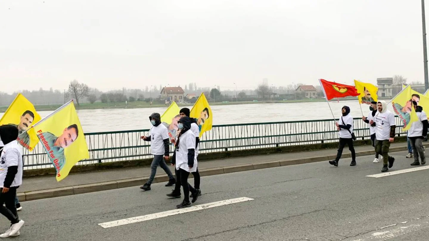 Gençlerden Paris'te uzun yürüyüş eylemi