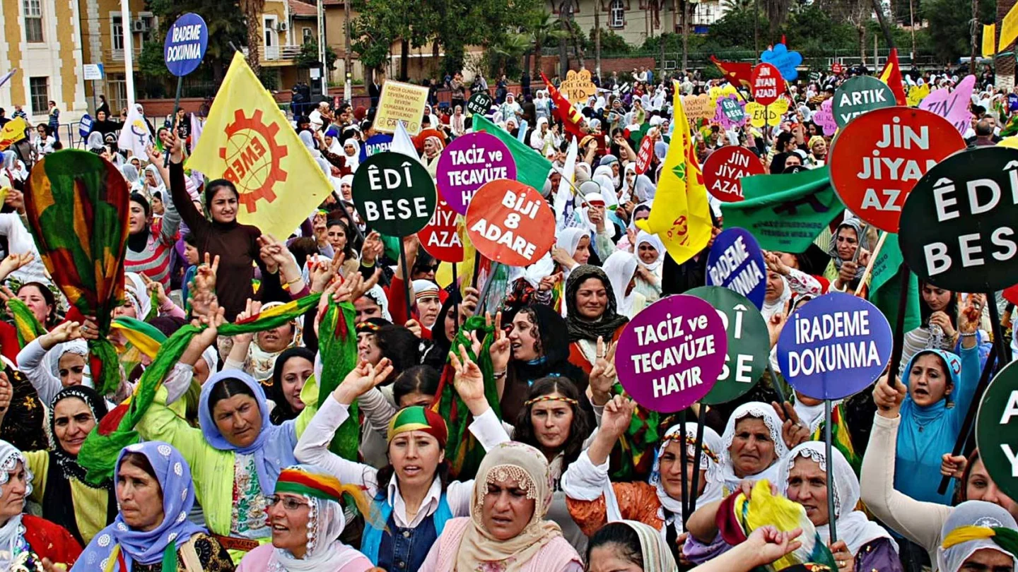 8 MART KADINLAR ADANA