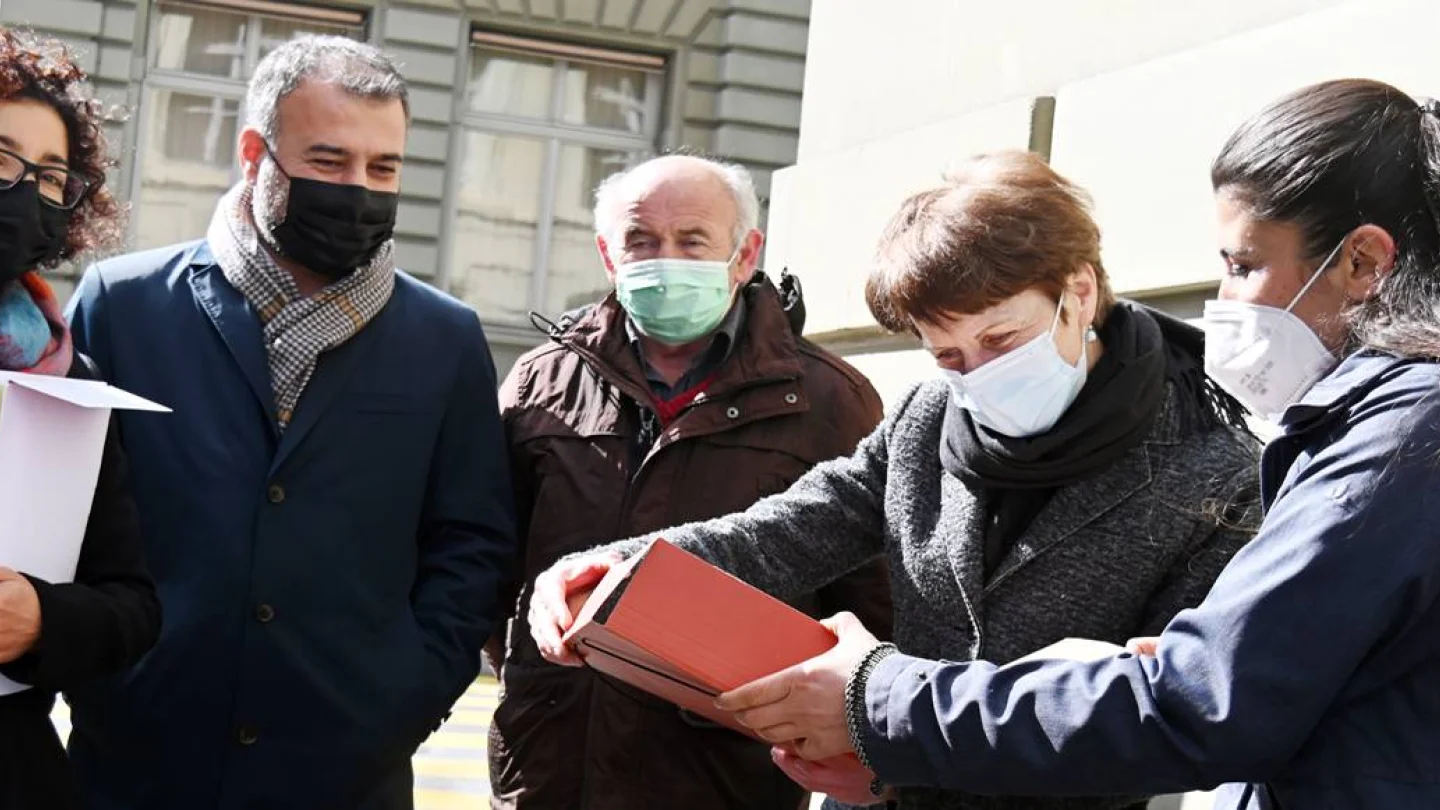 Bern'de Kürt dili için imza