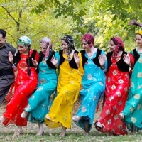 Felsefeya pêşandeneke govendê (1)