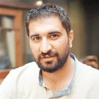 İzlerin peşine düşen yönetmen