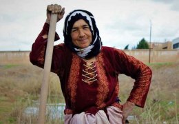 Doğadan ve kök toplamaktan vazgeçmiyor