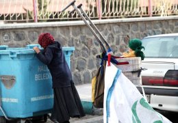 Sırtında çekçek, küfesinde çocuk