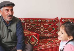 Torunlarını Kürtçe masallarla büyütüyor