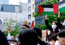 Filistin bayrağı, orak-çekiç ve tekbir sesleri