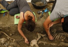 Arkeologlar toplu mezarların peşinde