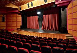 Sahne yerine odanın perdesini açıyoruz