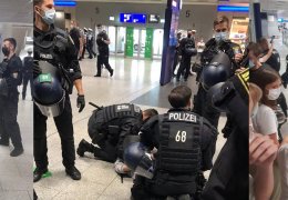 Alman polisi barış heyetine saldırdı