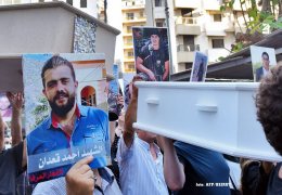 Beyrut'ta ailelerden tabutlu protesto