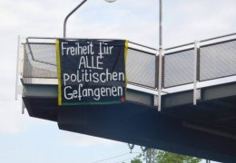 Siyasi tutsaklara destek pankartı