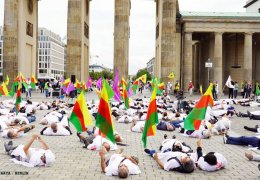 Kürt kırımına kefenli protesto