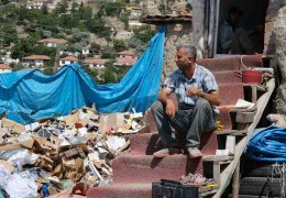 Atık kağıt işçilerinin çöpüne de göz diktiler