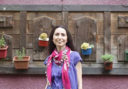 Elbise fırçasını mikrofon yapar şarkılar söylerdik