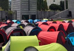 Göçmenler çadır kurdu!