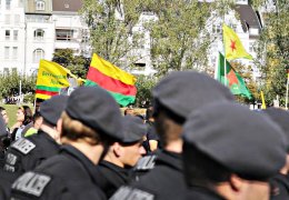 YPG bayrağı için mekana giren polis suçlu